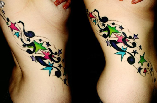 Mergaičių muzikos žvaigždės tatuiruotė šone
