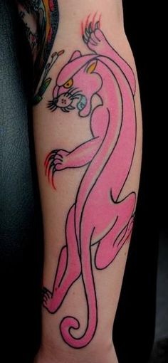 Rožinės panteros tatuiruotės dizainas ant kojos