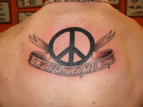 Taikos ženklas ir vėliavos tatuiruotė