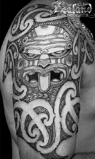 Tradiciniai Tiki veido modeliai Samoa tatuiruotėje