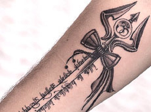 Trishul su sanskrito Shloka tatuiruote ant rankų