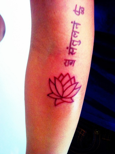 Sanskrito tatuiruotės lotoso gėlė ant rankos