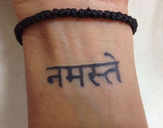 Sanskrito „Namaste“ tatuiruotė ant riešo