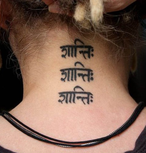 sanskrito tatuiruotė ant kaklo