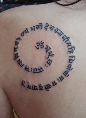 Gayatri Mantra Sanskrito žodžiai tatuiruotė ant peties