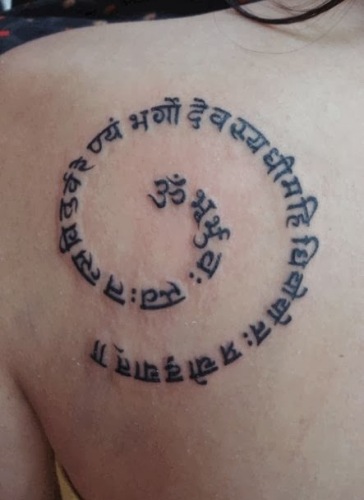Gayatri Mantra Sanskritçe Sözler Dövme Omuzda