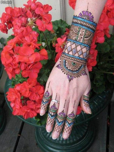 Spalvoti atspalvių mehndi dizainai