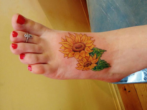Pėdų tatuiruotė ant saulėgrąžų