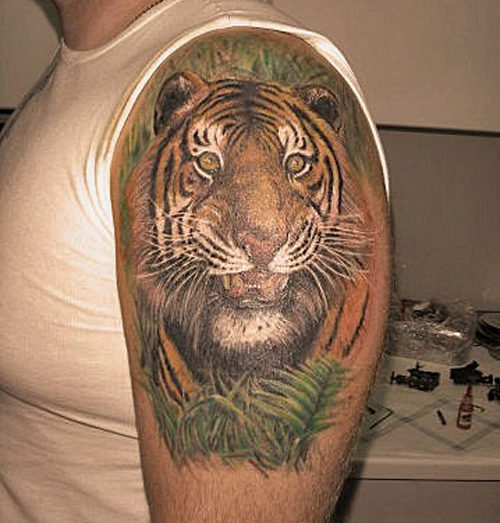 Rankų tigro veido tatuiruotės dizainas