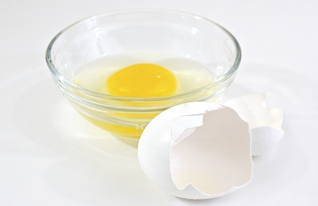 Sausų plaukų priežiūros patarimai Namų gynimo priemonės Avokadas ir kiaušinis