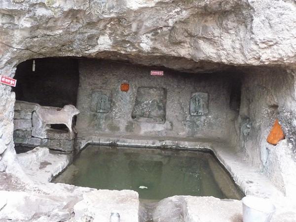 rajpuri-caves_mahabaleshwar-turist-yerler