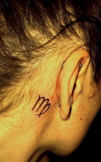 Mergelės tatuiruotė už ausies