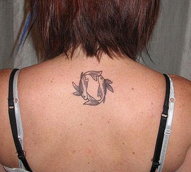 Mergaičių žuvų tatuiruotė ant nugaros