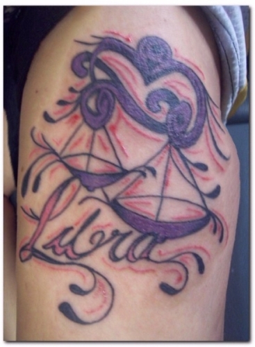 Svarstyklių Zodiako ženklo tatuiruočių dizainas ant kojos