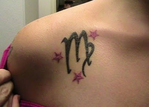 Mergelės Zodiako ženklo tatuiruočių dizainas ant peties