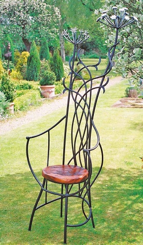 Meno sodo kėdė