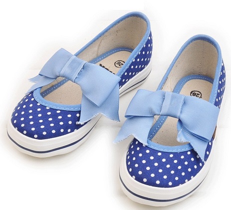 Mėlynos ir baltos spalvos mergaičių batų dizainas