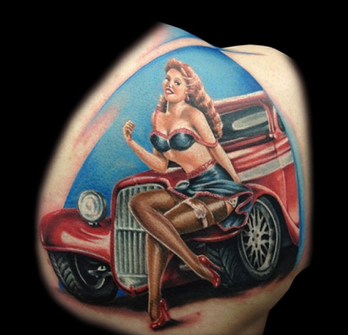 Pritvirtinkite merginą prie seno automobilio tatuiruotės dizaino