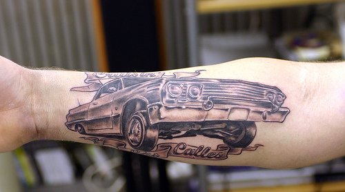 Senų automobilių tatuiruočių dizainas ant rankos