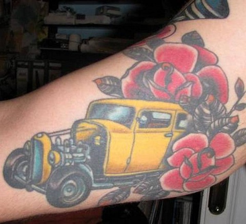 automobilis-tatuiruotė-įterpta-su gėlėmis