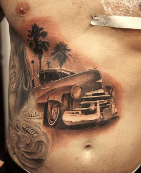 Automobilis su kraštovaizdžio tatuiruočių dizainu