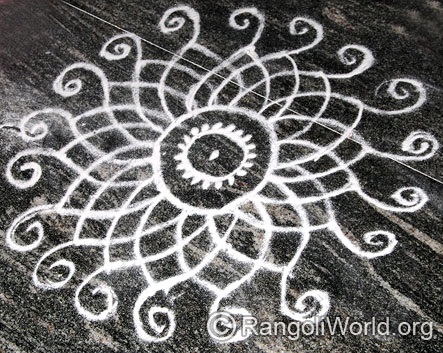 Laisvų rankų Rangoli dizainas su Kolam milteliais