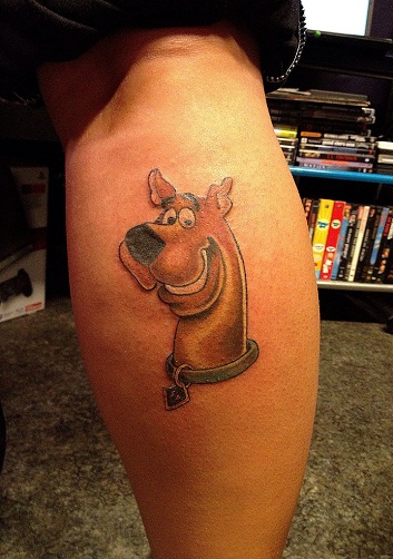 Scooby-Doo animacinių filmų tatuiruotė ant kojos