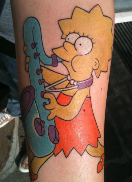 Juokingi Simpsonų animacinio stiliaus tatuiruotės ant kojos