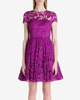 Violetinė gėlių nėrinių suknelė