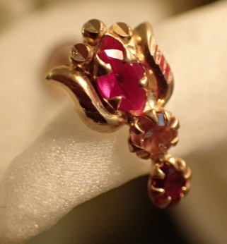 Rožinės ir raudonos spalvos krištolo „Lotus Gold“ 22 gabaritų nosies kaiščio dizainas