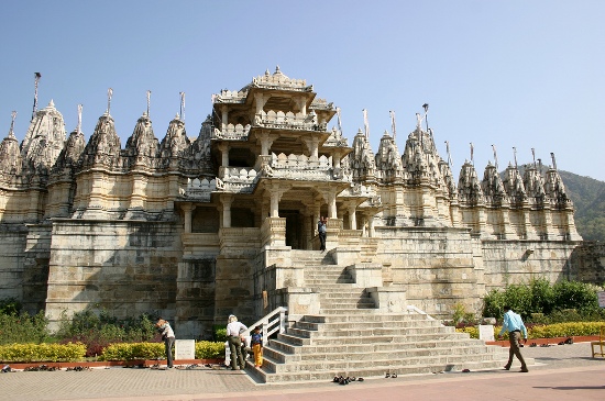 Dilwara Jain šventyklos, Abu kalnas