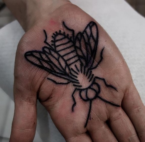 Vabzdžių tatuiruotė ant delno