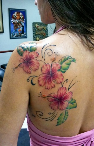 Hibisko tatuiruotė ant merginos nugaros