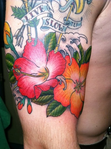 Pusiau rankovių „Hibiscus“ tatuiruotės dizainas