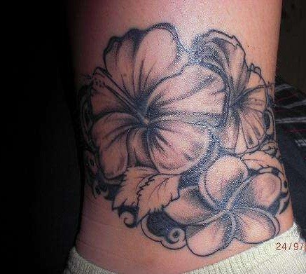 Nuostabi Hibiscus gėlių tatuiruotė