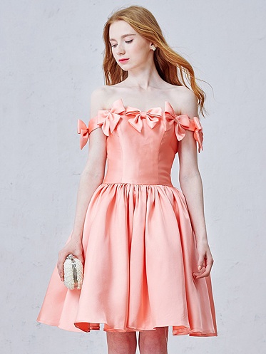 Rožinė persikų suknelė be pečių