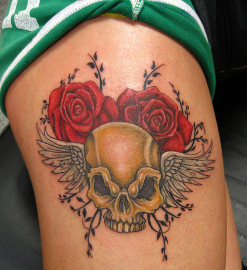 Kaukolės ir rožių tatuiruotė kojoms