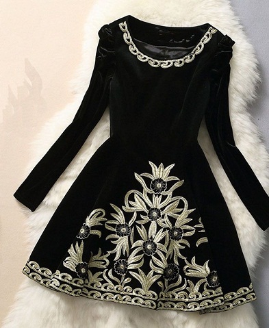 Siuvinėta „Black Velvet Frock“