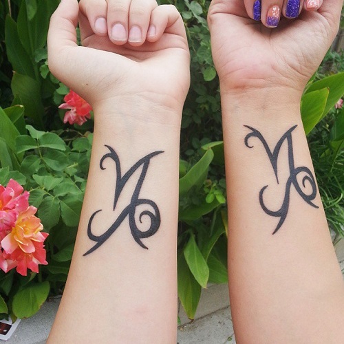 Meninis motinos dukros tatuiruotės dizainas