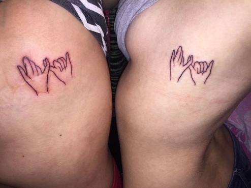 Įkvepiantis motinos dukros tatuiruotės dizainas