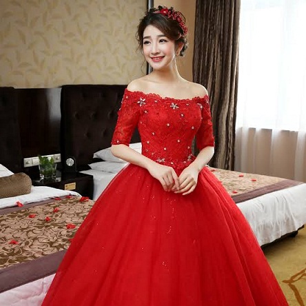Raudona nėrinių vestuvių suknelė