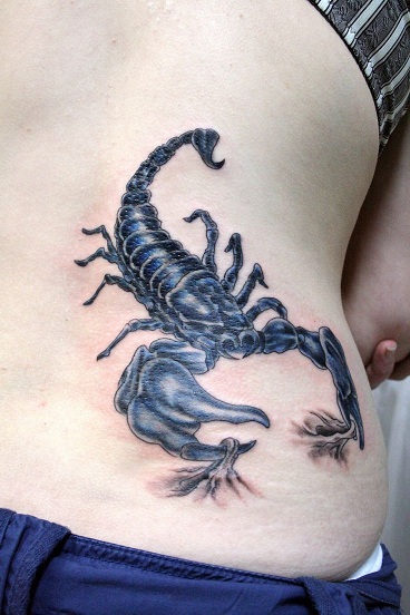 Skorpiono tatuiruotės dizainas apatinėje nugaros dalyje