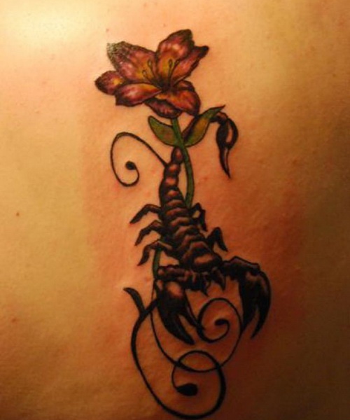 Skorpiono rožių tatuiruotė moterims