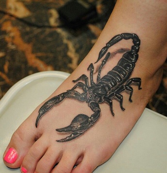 Skorpiono tatuiruotė mergaitėms ant kojų