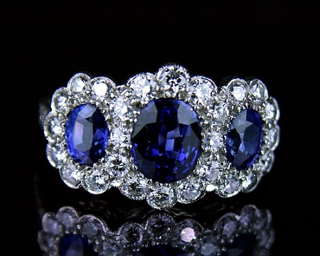 Mėlynas deimantinis vestuvinis žiedas