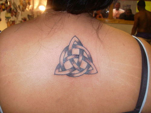 Triquetra simbolinė tatuiruotė ant kaklo