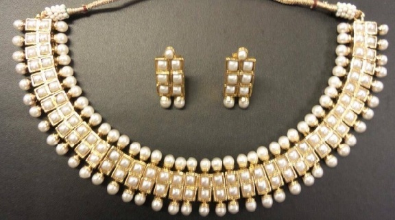 Paprastas dizainerio auksu padengtas perlų karoliai