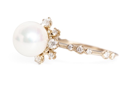 Baltas perlų žiedas