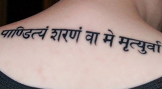 Sanskrito Shloka raidžių tatuiruotė mergaitei