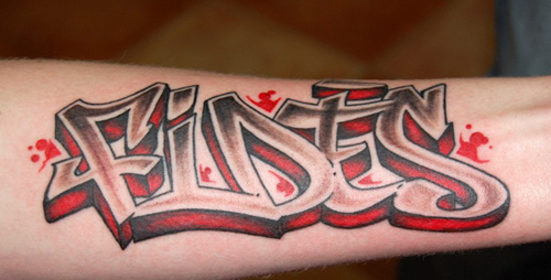 Užrašyta grafiti tatuiruotė